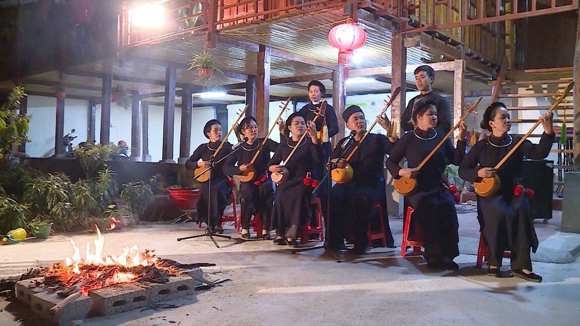 Biểu diễn đàn tính của dân tộc Tày, Lạng Sơn